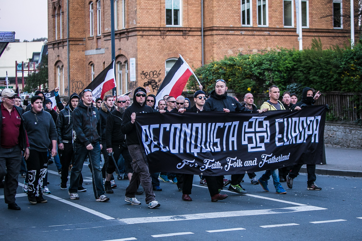 Manifestants neonazis duen una pancarta amb el lema “Reconquista Europa”