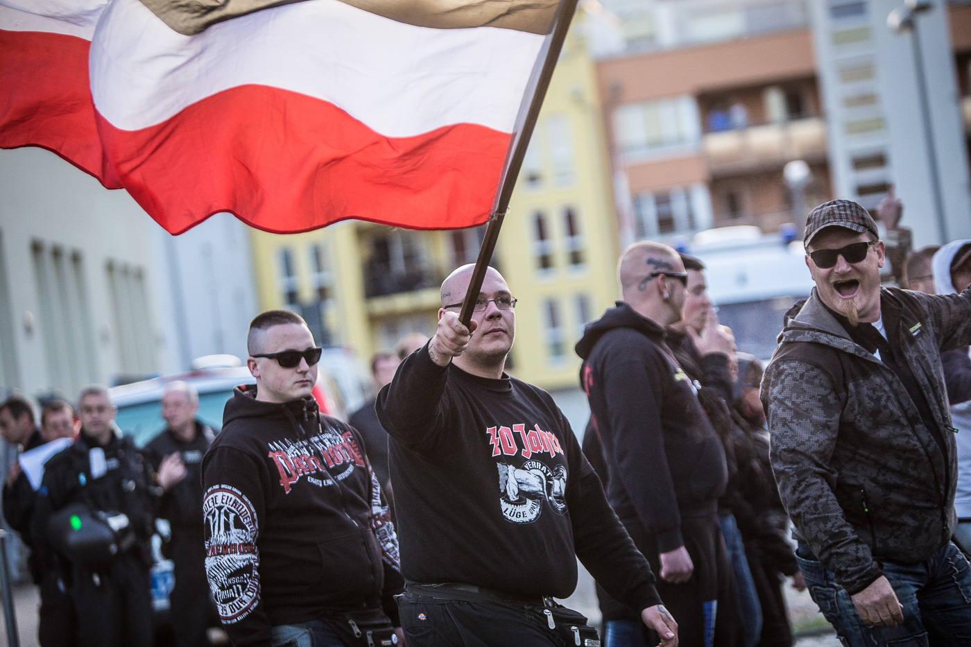 Neonazis manifestant-se amb una bandera de l’Imperi Alemany