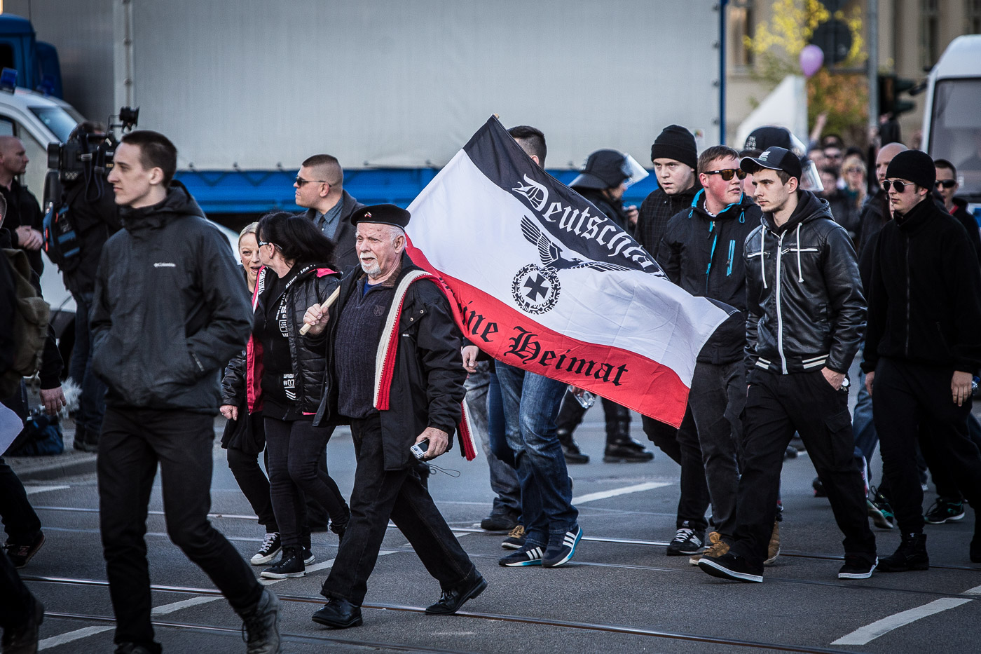 Neonazis manifestant-se amb una bandera de l’Imperi Alemany