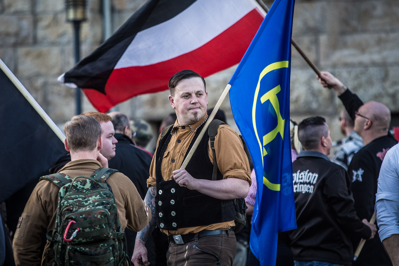 Un manifestant vestint part de l’uniformitat nazi amb indumentàries d’estil tirolès