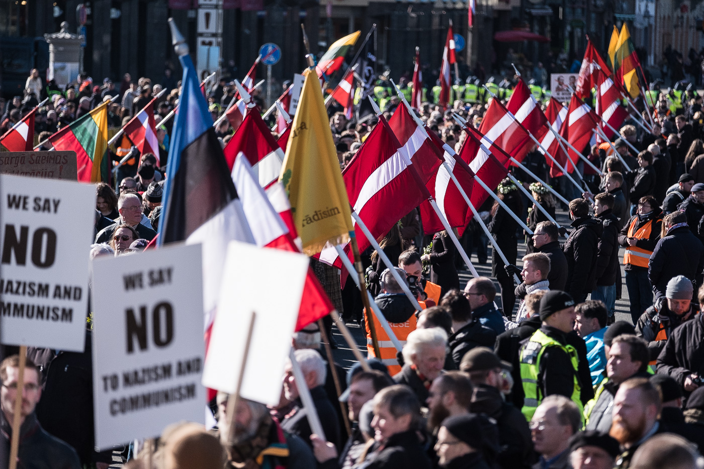 Manifestants i veterans de la Legió Letona a l’esplanada del Monument a la Llibertat