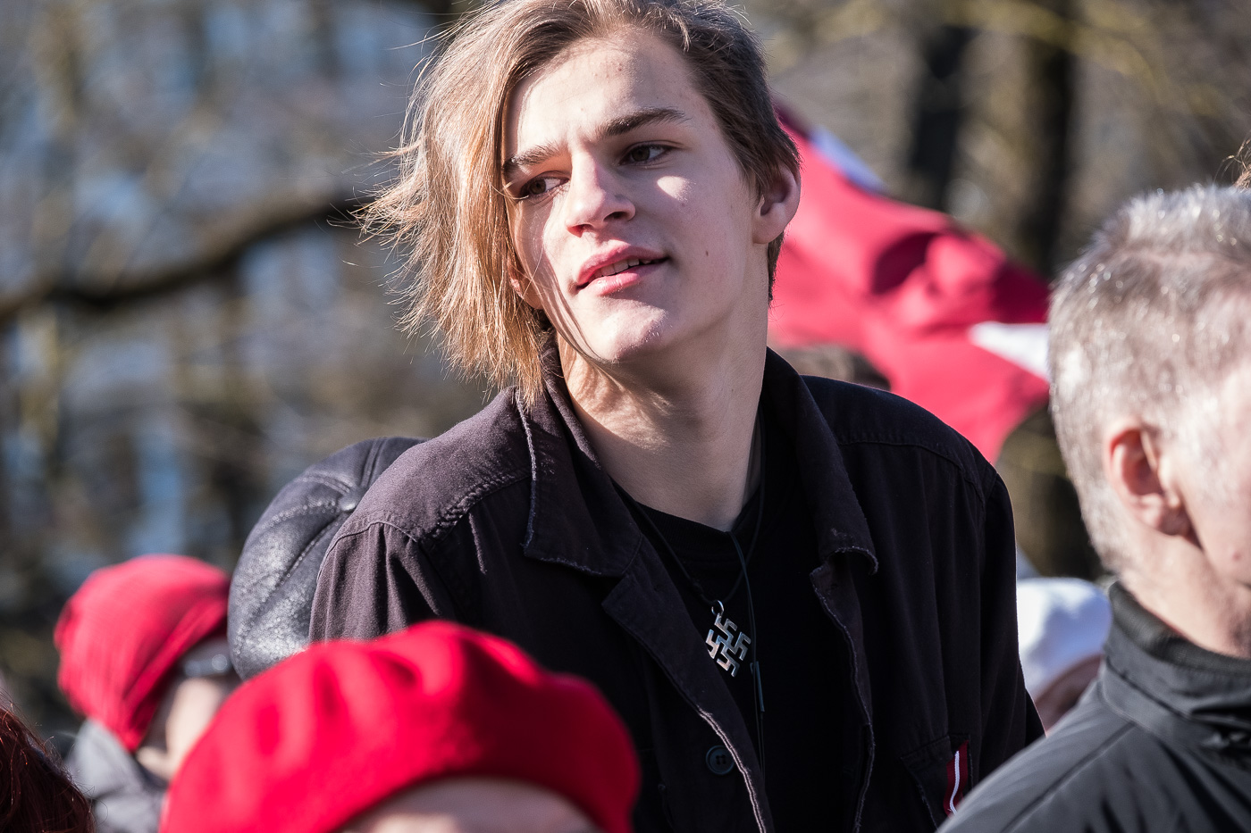 Un noi amb un penjoll d’una de les variants de l’esvàstica letona, l’ugunskrusts
