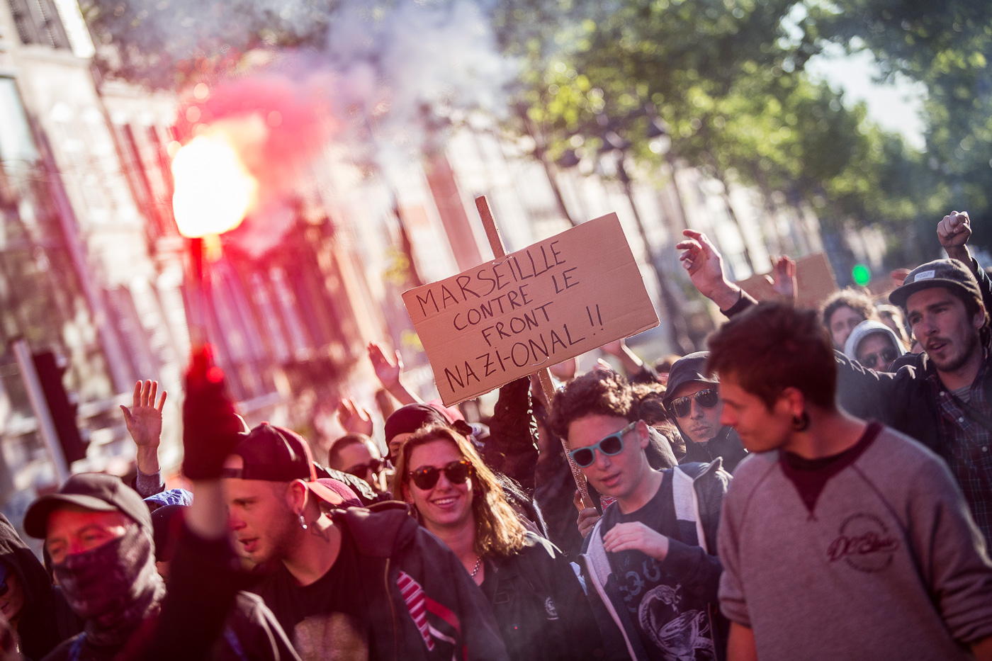 Activistes antifeixistes manifestant-se a Marsella contra el Front National
