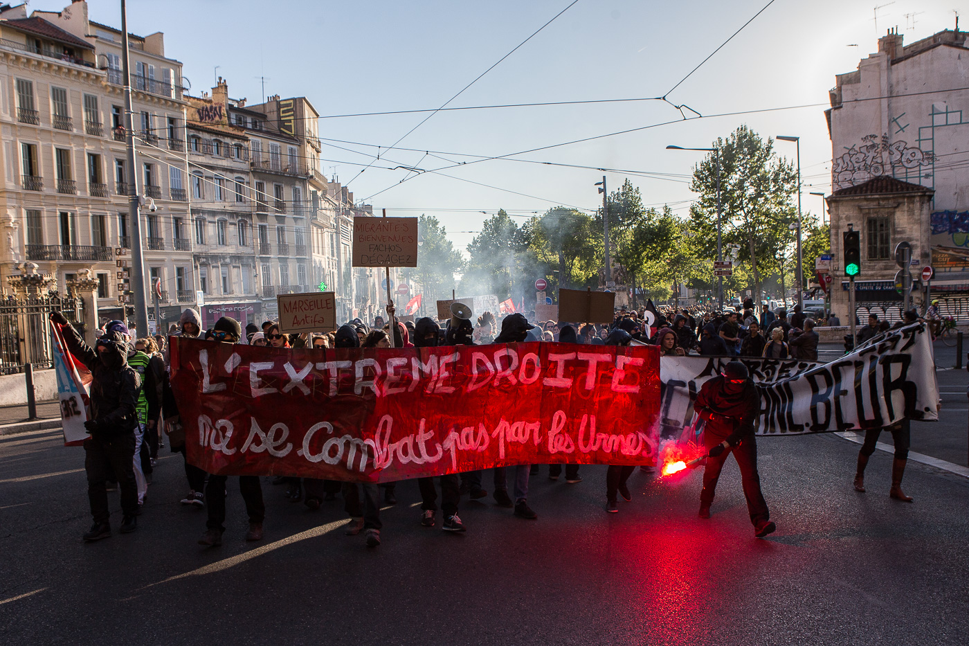 Activistes antifeixistes manifestant-se a Marsella contra el Front National