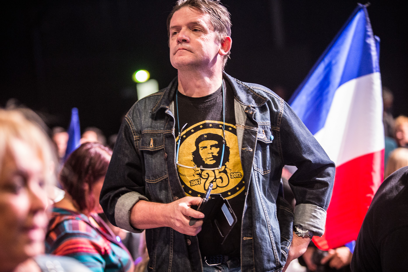Un home amb una samarreta del Che Guevara a l’acte de Le Pen
