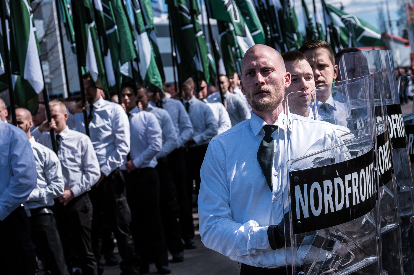 Militants del NMR (Nordiska Motståndsrörelsen, Moviment de Resistència Nòrdica)  desfilant a Falun