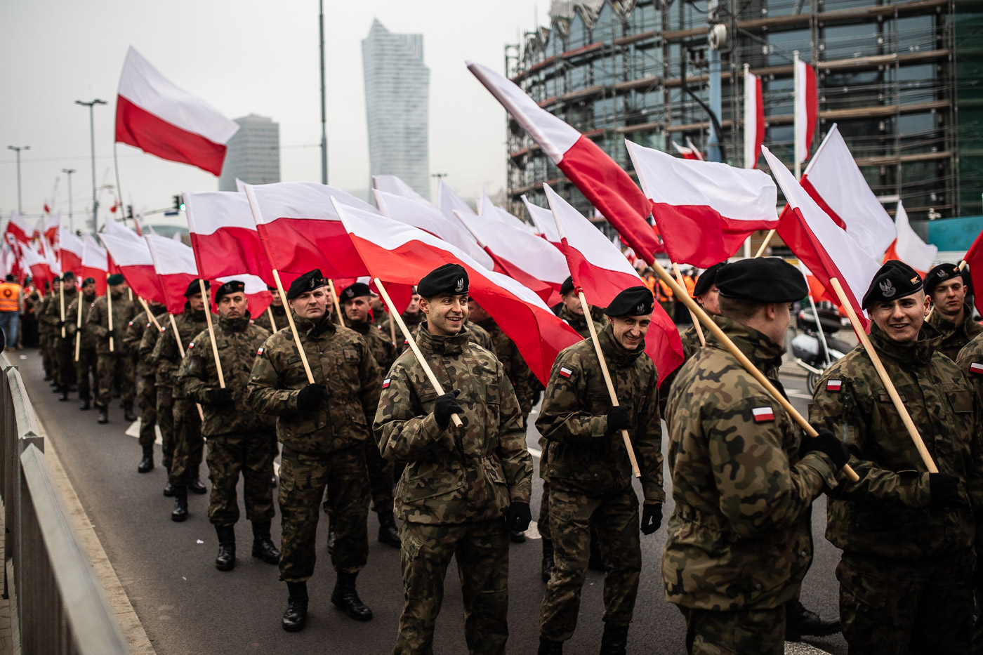 Col·lumna de soldats de l’exèrcit popolès encapçalant la Marxa de la Independència de Polònia