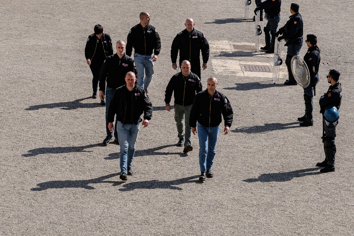 Caps rapats neonazis del VFS entrant al Cimitero Monumentale de Milà