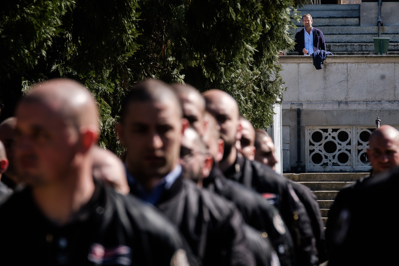 El periodista Paolo Berizzi observa des de lluny l’acte commemoratiu dels 100 anys de feixisme al Cimitero Monumentale de Milà