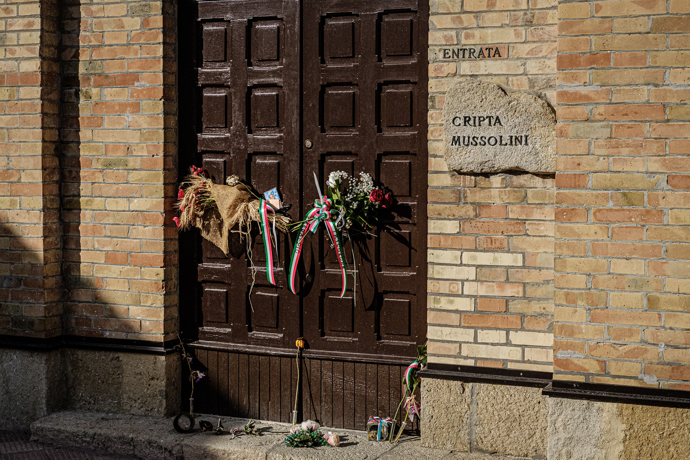 Endrada a la cripta de la família Mussolini al cementiri de Predappio