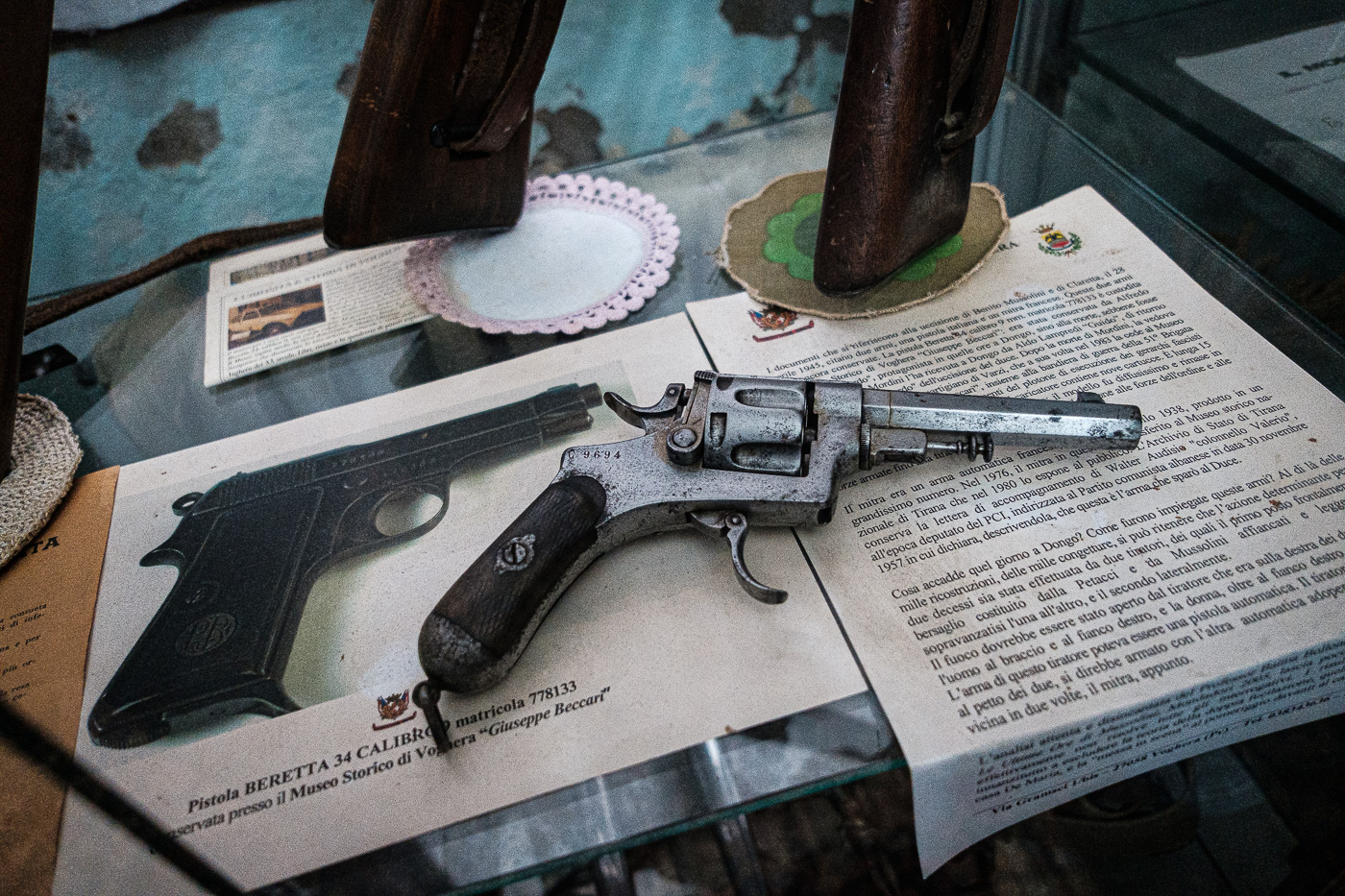 Un revolver entre les armes que conformen la col·lecció d’objectes de la Villa Musssolini