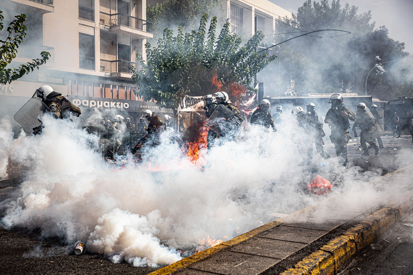 Agents antiavalots envoltats per gas lacrimògen i el combustible de les bombes incendiàries llançades pels manifestants
