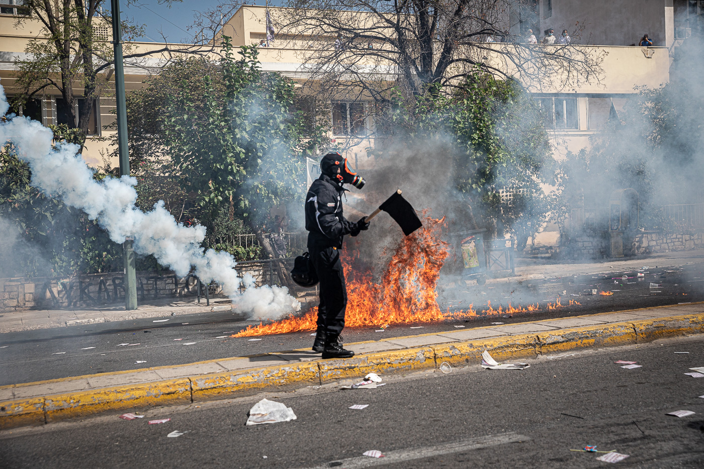 Un manifestant amb màscara antigàs desafiant la policia