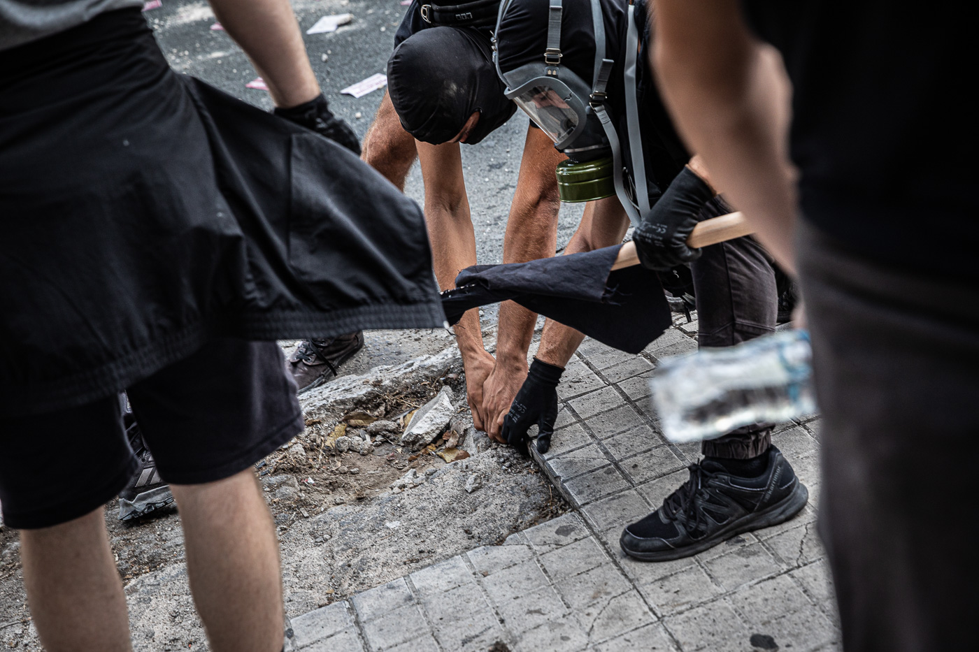 Manifestants antifeixistes arrenquen panots per llençar-los contra la policia