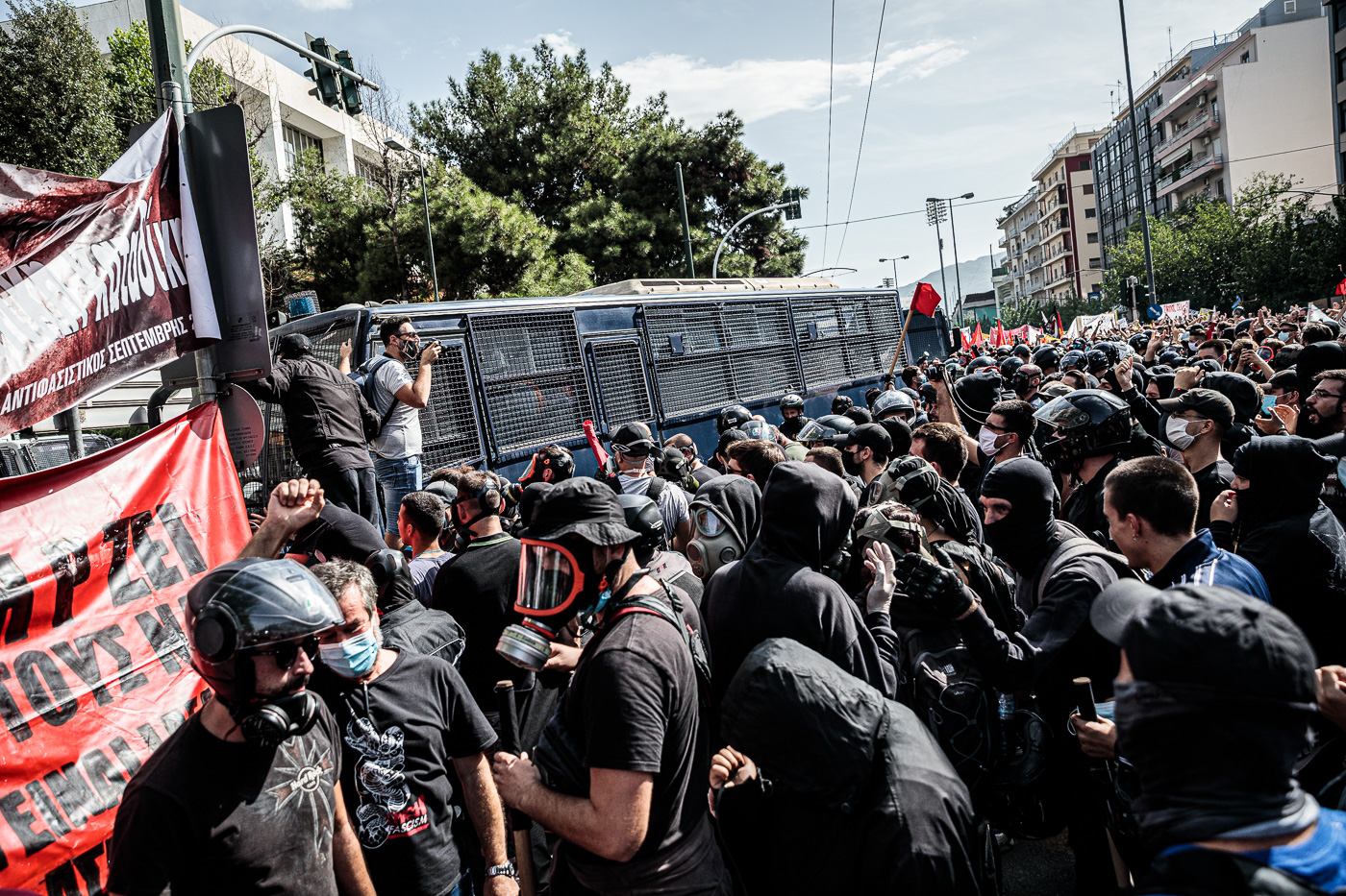 Comencen els avalots entre manifestants i la policia, que fa ús de la tanqueta amb canons d’aigua a pressió