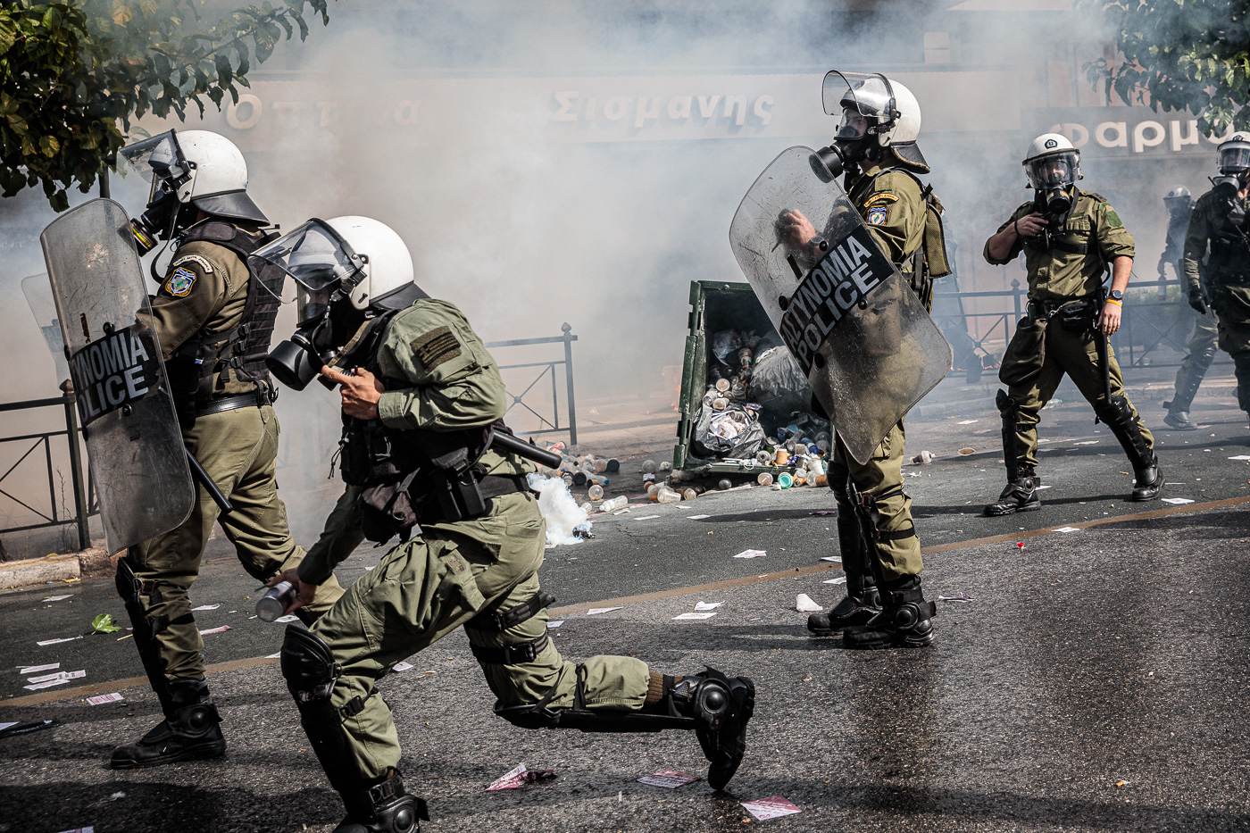 Agents antiavalots llancen granades flaix i gasos lacrimògens contra els manifestants antifeixistes